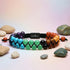 UNIQAL Perlenarmband „Chakra Energy“ mit echten Edelsteinen – handgefertigtes Unisex Armband aus Karneol, Tigerauge, Aventurin, Türkis, Lapislazuli & Amethyst, Symbol für Harmonie, Balance und innere Stärke.